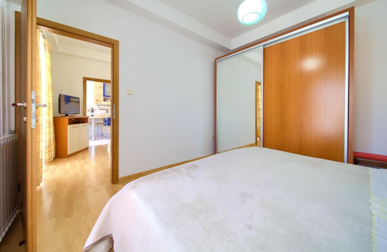 Apartments Jele Малинска Екстериор снимка