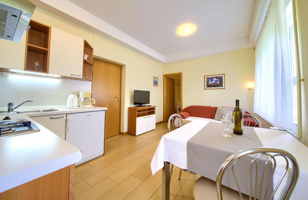 Apartments Jele Малинска Екстериор снимка