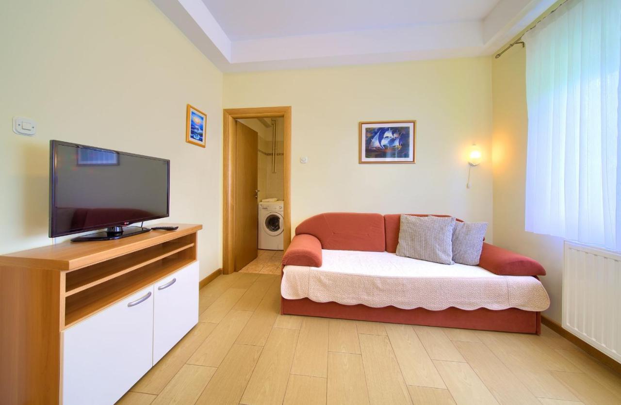 Apartments Jele Малинска Екстериор снимка