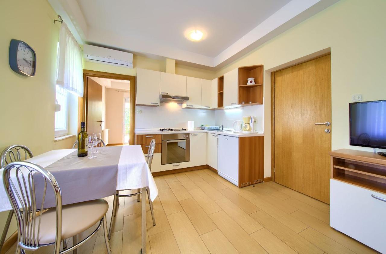 Apartments Jele Малинска Екстериор снимка