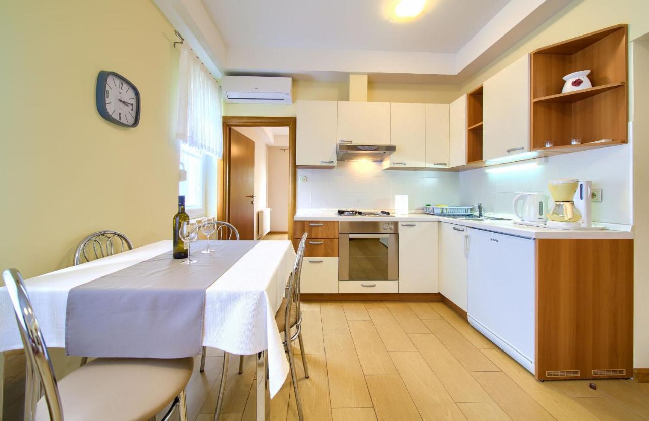 Apartments Jele Малинска Екстериор снимка